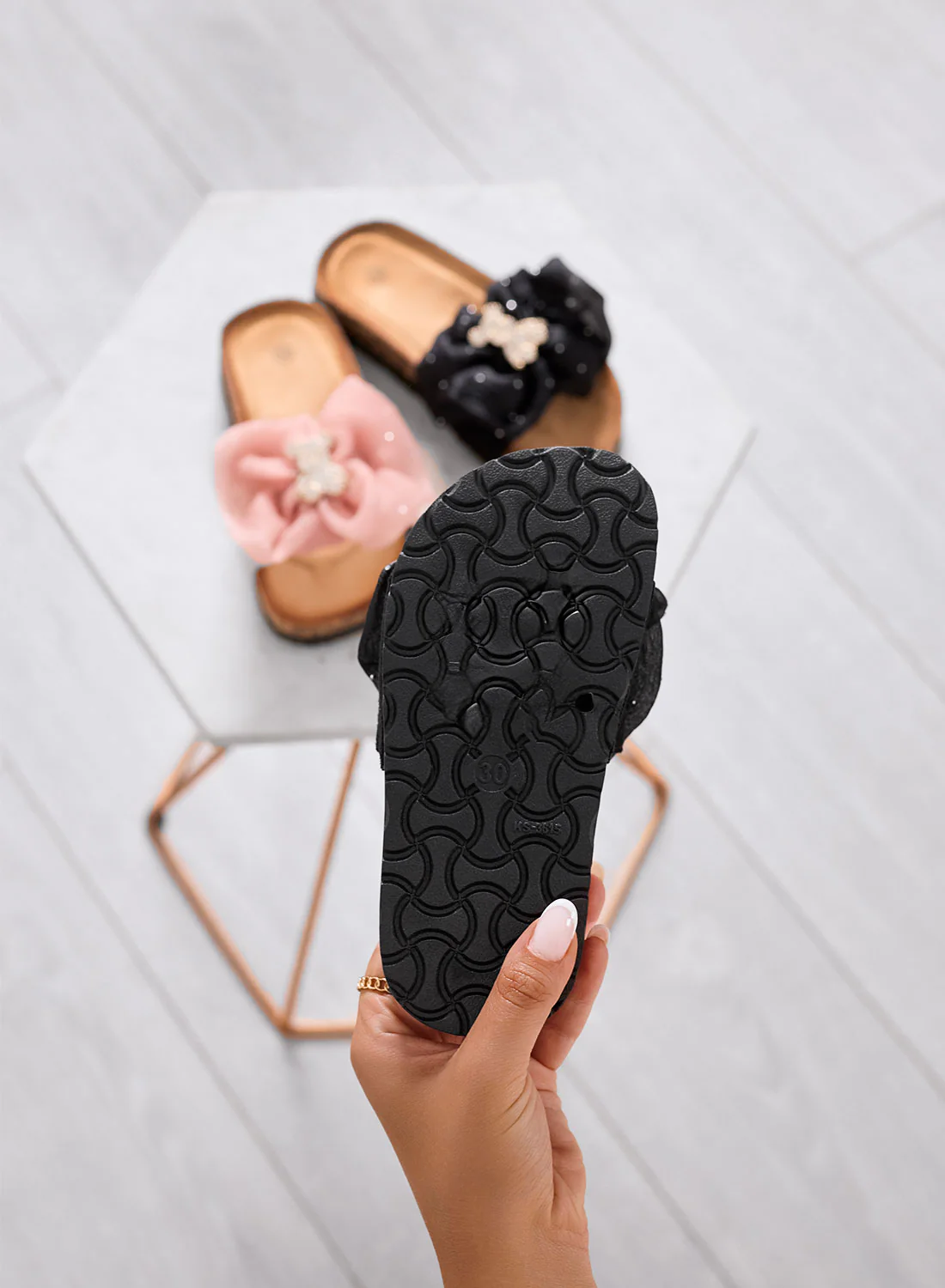 CAIRO - Sandali neri Ciabatte bambina con fiocco maxi e orsetto gioiello - Image 3