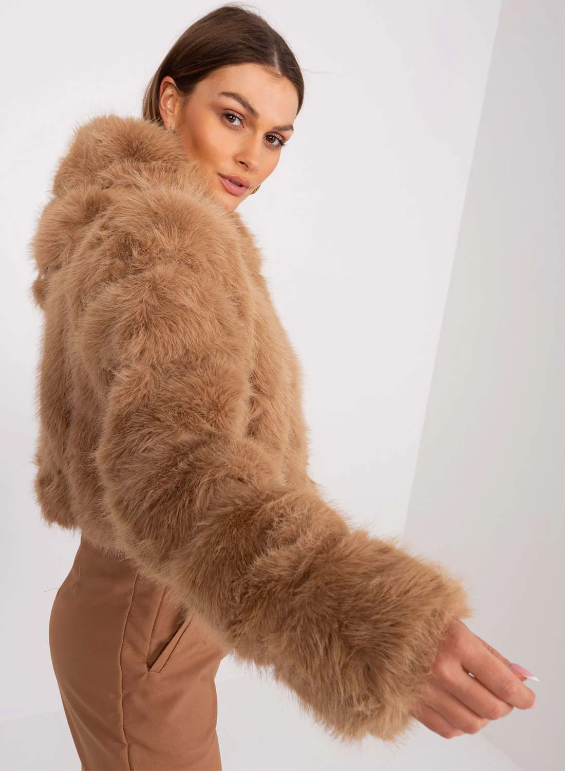 Giacca corta in ecopelliccia con cappuccio a pelo lungo camel - Image 3
