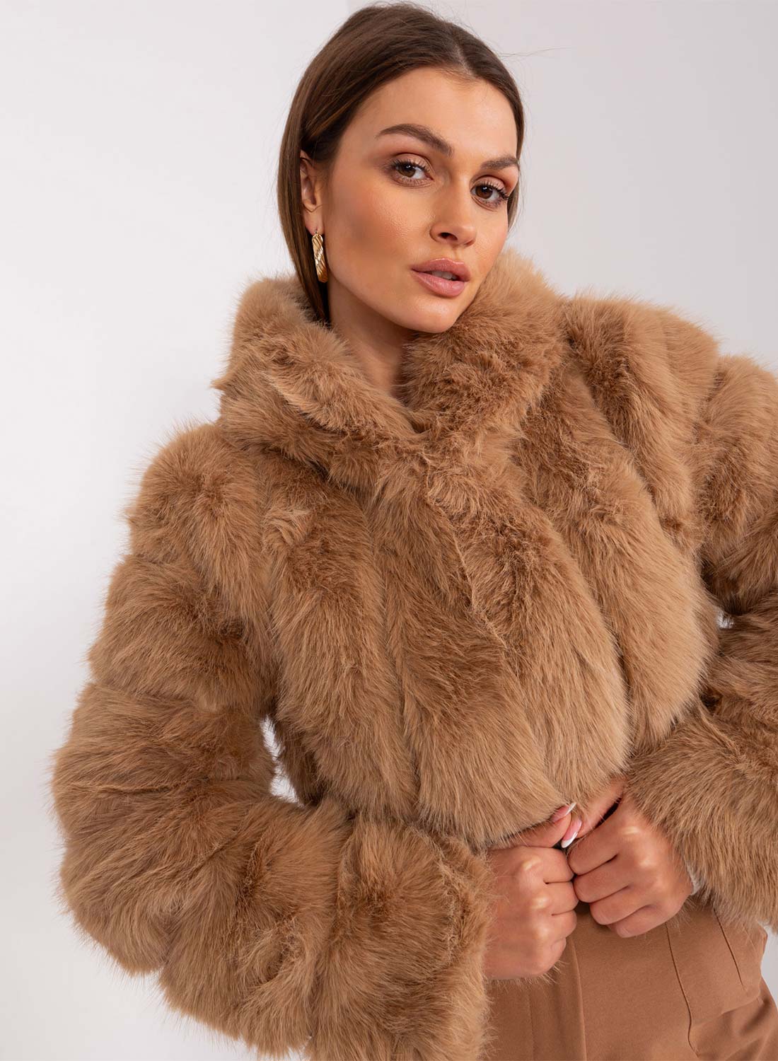 Giacca corta in ecopelliccia con cappuccio a pelo lungo camel - Image 4