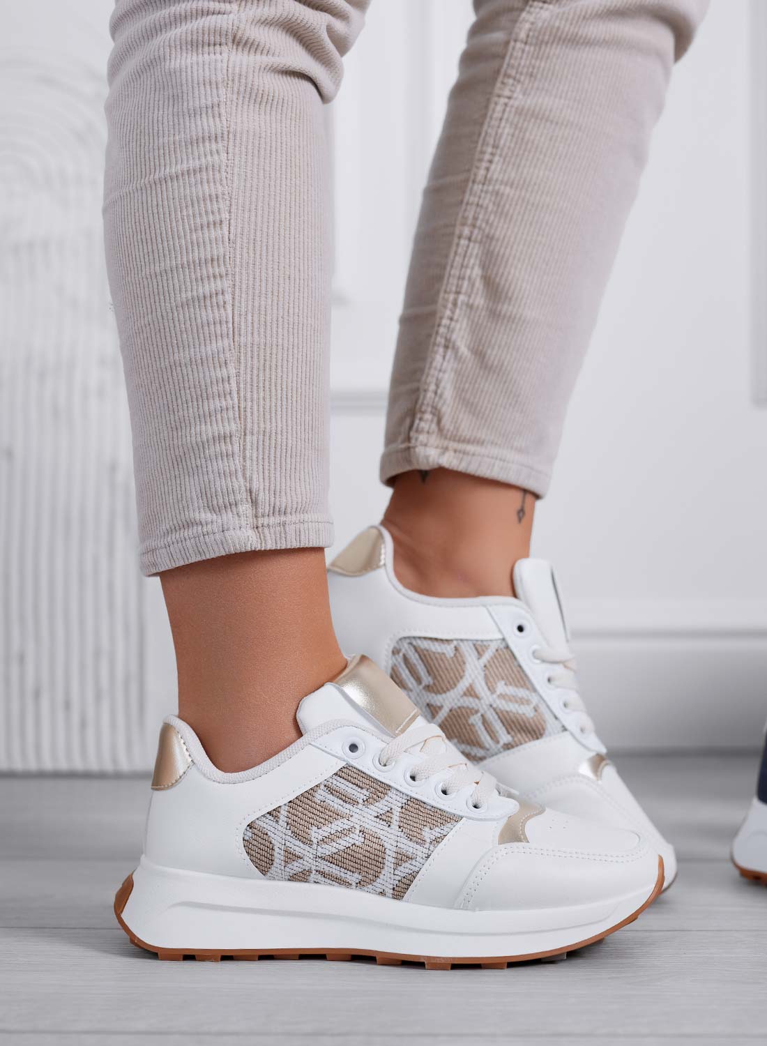 HARRIS - Sneakers da donna bianca con trama elegante e dettagli oro - Image 3