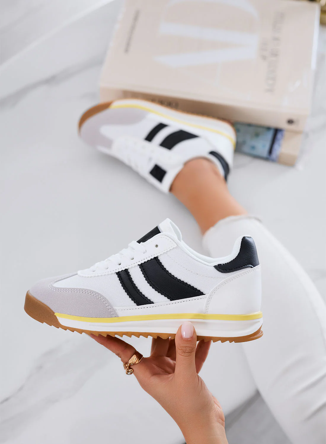 JUNO - Sneakers bianche in tessuto con dettagli neri e suola in gomma - Image 3