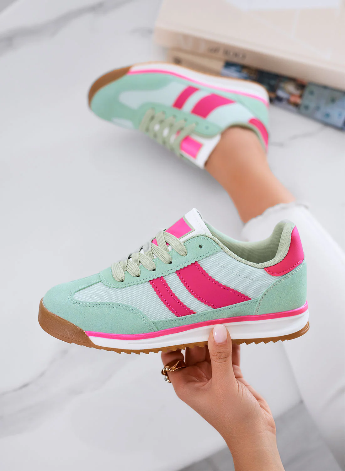 JUNO - Sneakers verdi in tessuto con dettagli fuxia e suola in gomma - Image 3