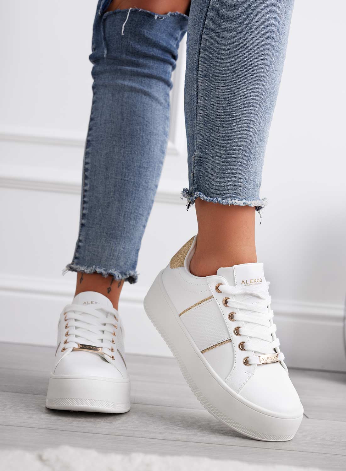 MORENA - Sneakers bianche con inserti glitter oro - Image 3