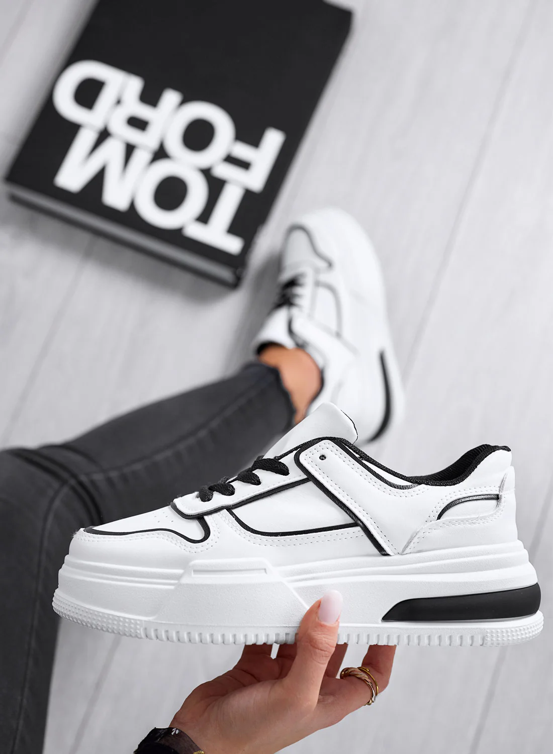 ROBBIE - Sneakers bianche con lacci e bordi neri - Image 3